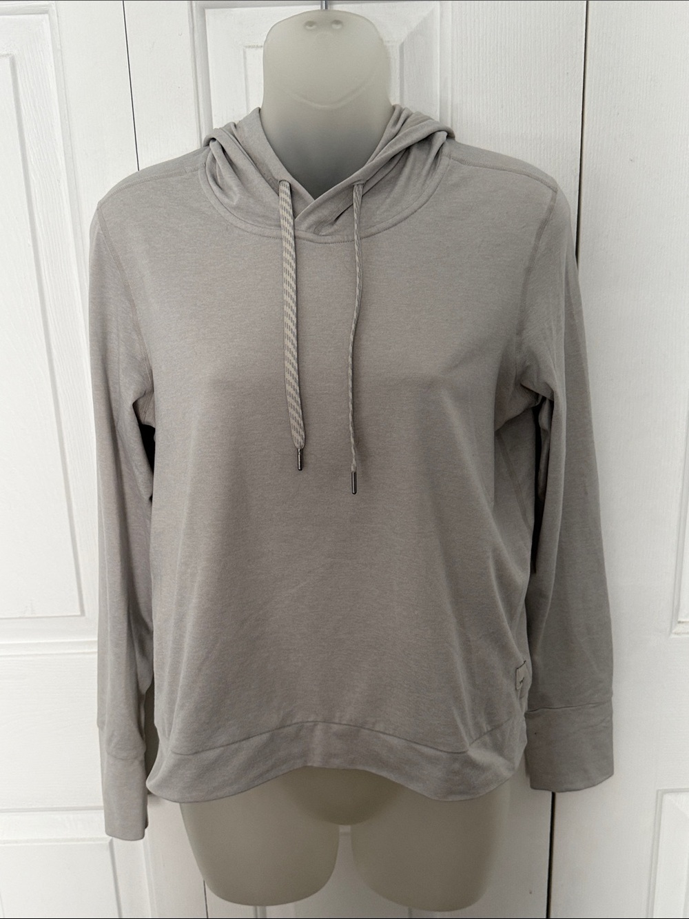 Vuori Sz S Heather Light Gray Hooded Crew top   GUC B39